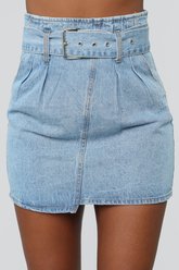 C&#39;est une jupe en jean avec ceinture - Délavage clair - Fashion Nova